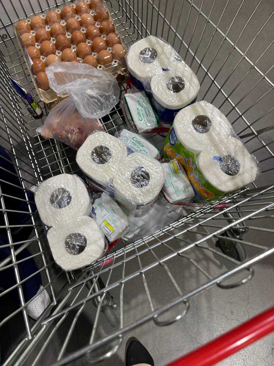 Da Houg Heng Enterprise Cellox tissue promotions at Makro Cambodia event